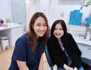 "รู้สึกดีค่ะคุณหมอ พี่ๆ ทุกคนใจดีมาก บริการดีสุดๆ รู้สึกเป็นกันเอง อธิบายละเอียดมาก ให้คำแนะนำดีมากค่ะ ประทับใจสุดๆ โปรจัดฟันก็ราคาดีค่ะ ขอบคุณทุกคนมากๆเลยค่ะ!"